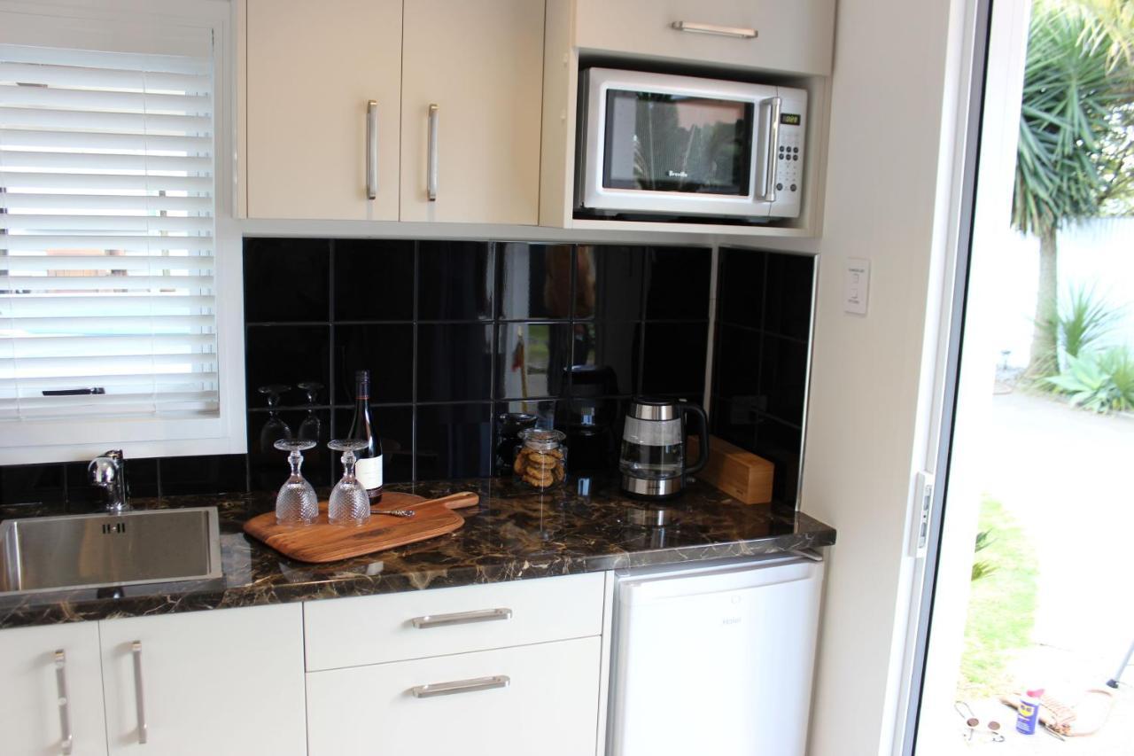 The Pool House Bed & Breakfast - Near Marine Parade Napier Eksteriør bilde