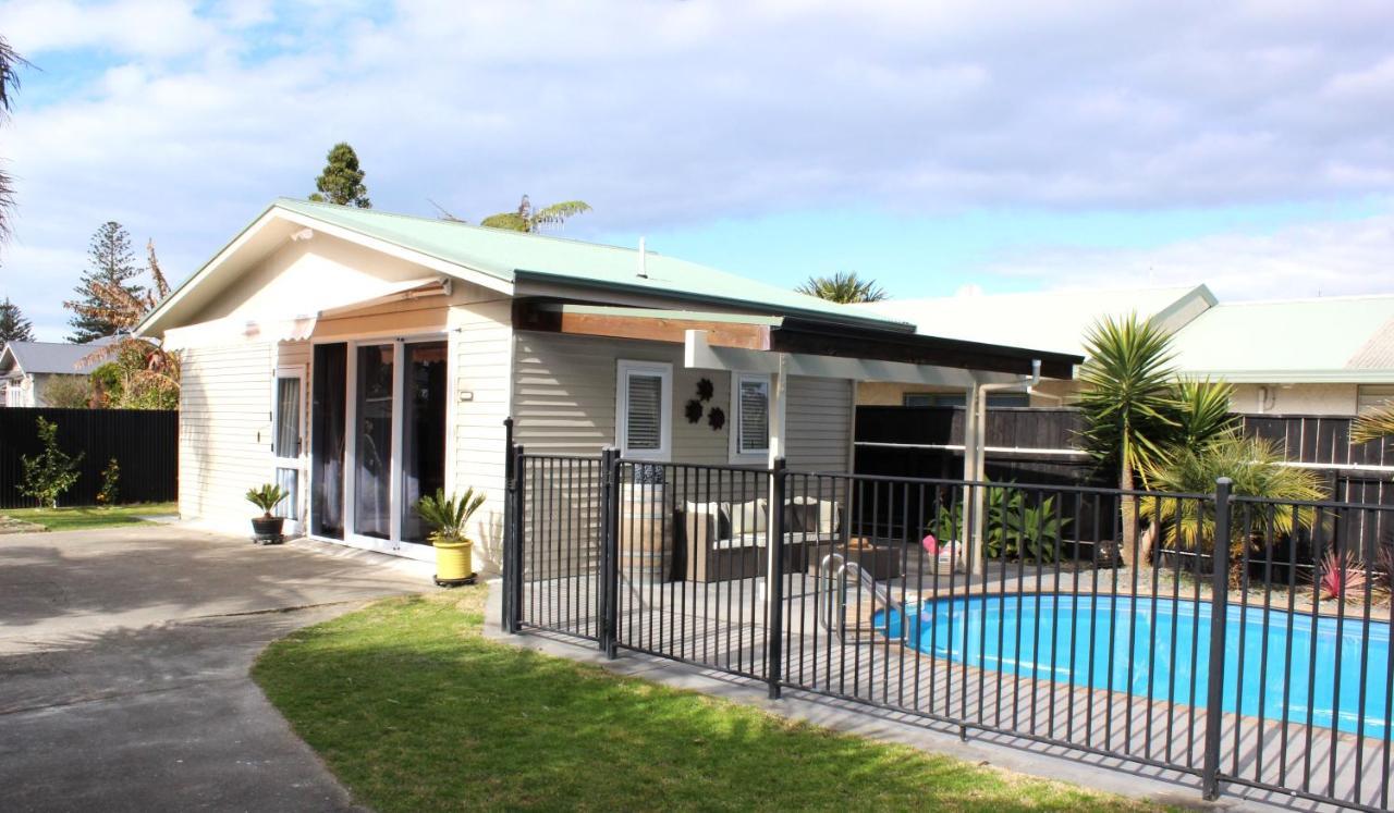 The Pool House Bed & Breakfast - Near Marine Parade Napier Eksteriør bilde