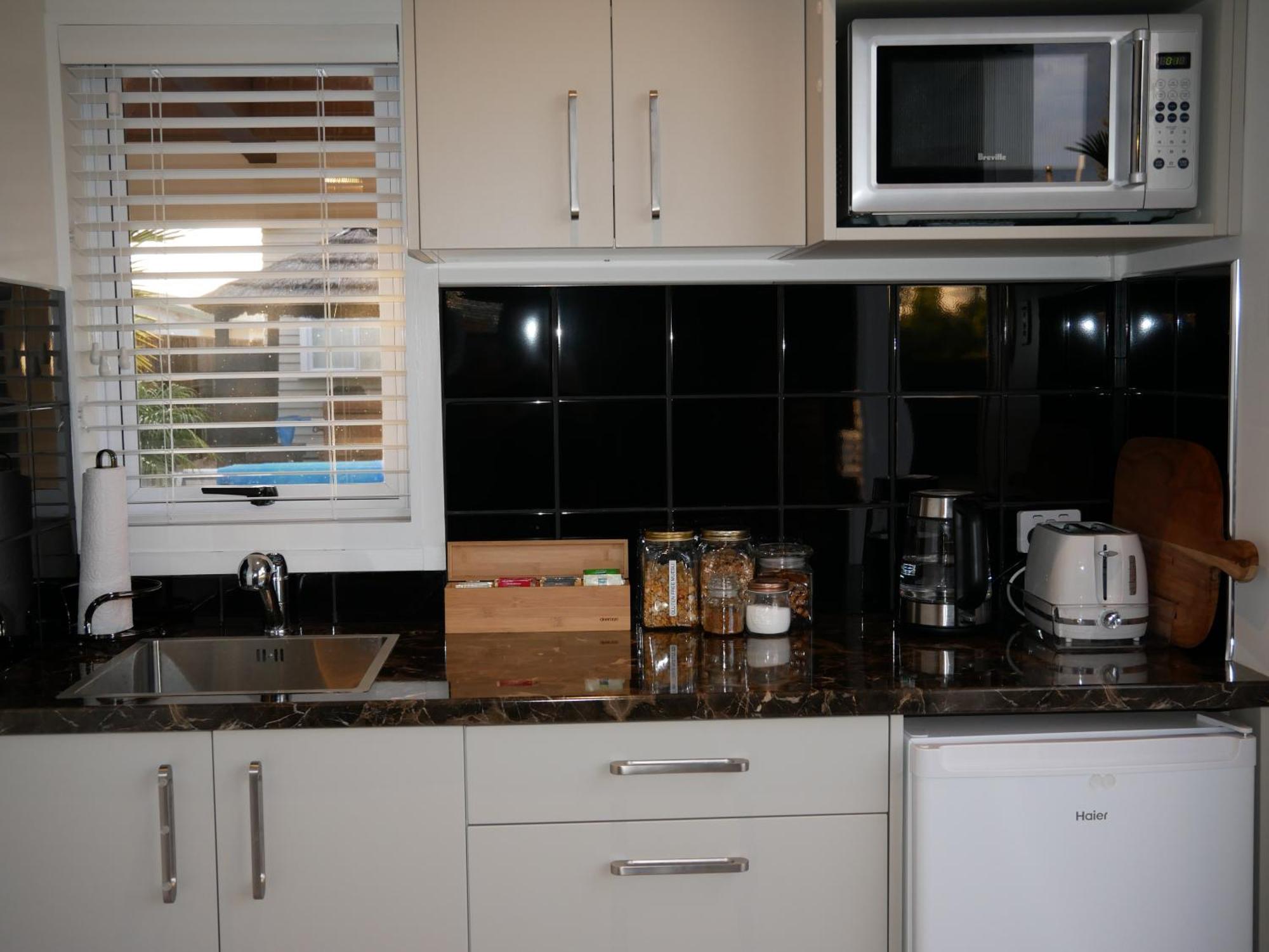 The Pool House Bed & Breakfast - Near Marine Parade Napier Eksteriør bilde